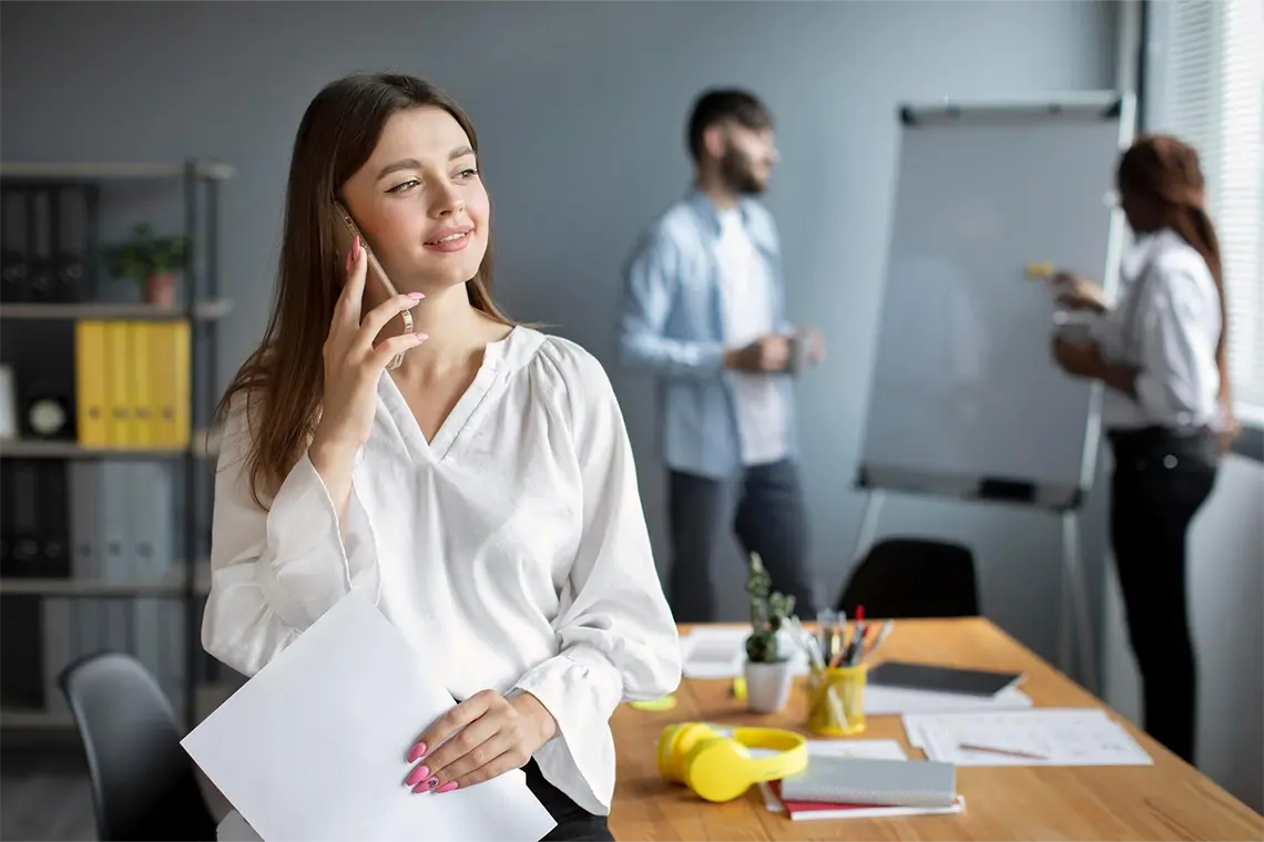 Agentes inmobiliarios trabajando en conjunto con herramientas digitales