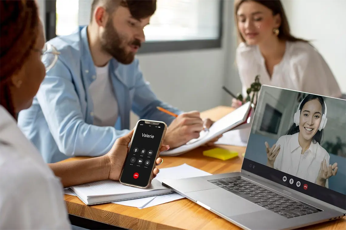 Pantalla de teléfono mostrando simulación de interacciones comerciales en WhatsApp Business