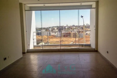 Interior de sala comedor de departamentos en venta en Arequipa, urbanización Los Portales de Cayma, con vista panorámica y luz natural.